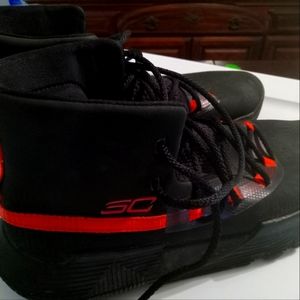 Boys under armour shoes 7 y